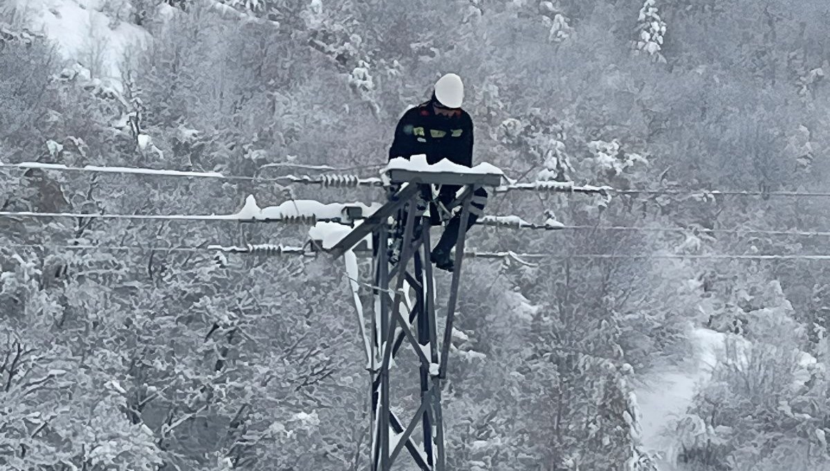 Aşırı kar yağışı ve fırtına nedeniyle oluşan elektrik kesintileri yaşandı